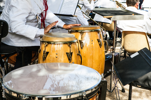 Cuadro en lienzo Performance of orchestra in Paris. Close-up hands & drums.