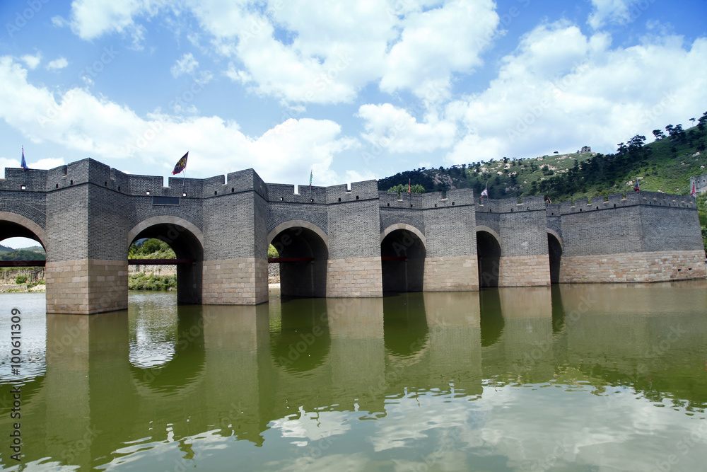 Fototapeta premium The Great Wall of China, under the blue sky white clouds, very b