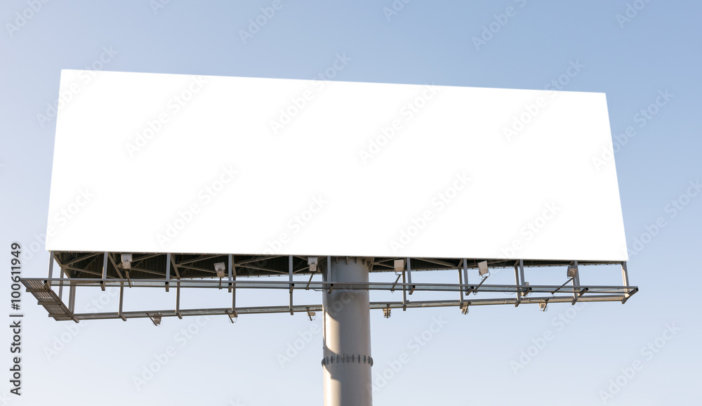 Obraz premium Blank billboard over blue sky background.