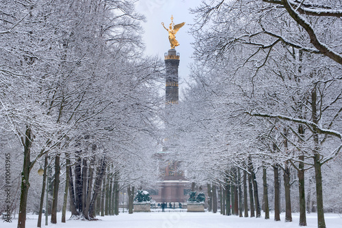 Siegessäule Berlin im Winterkleid photo