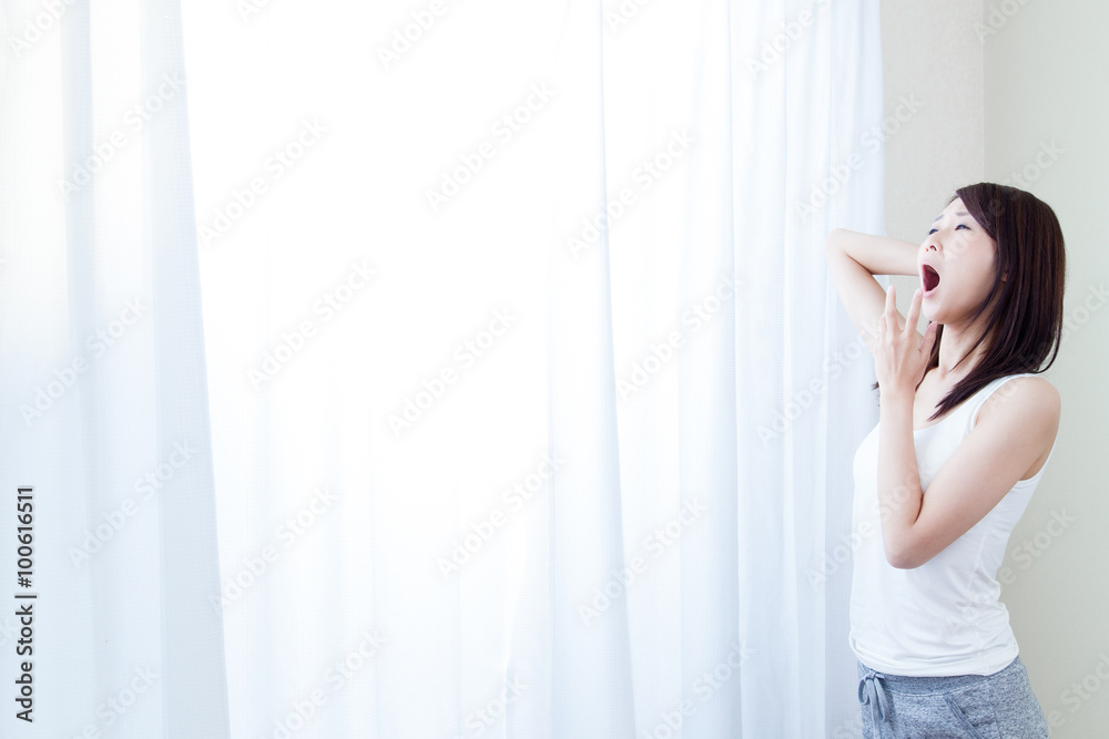 女性 タンクトップ 朝 朝日 カーテン あくび 眠気 起床 女性 タンクトップ 朝 朝日 カーテン あくび 眠気 起床