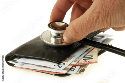 Stéthoscope posé sur un portefeuille