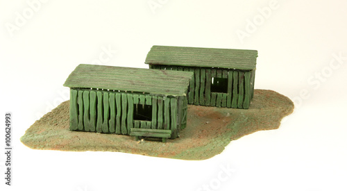 Zwei kleine grüne Barracken, Schuppen aus dem Modellbau