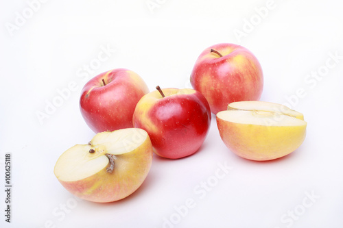 спелые яблоки на белом фоне
