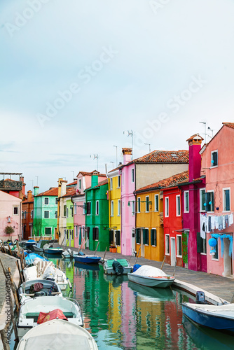 Obraz na płótnie Brightly painted houses at the Burano canal w salonie