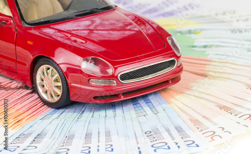 Auto auf gefächerten Euro Banknoten