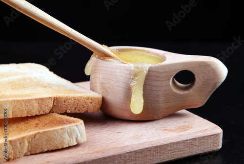 мед с хлебными тостами 