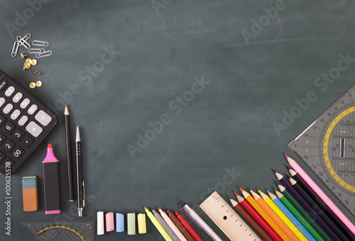Schultafel mit Stiften und Lineal