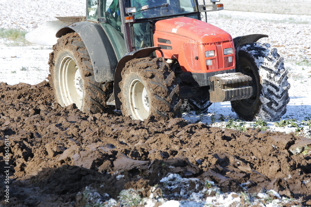 traktor bearbeitet acker im winter traktor bearbeitet acker im winter