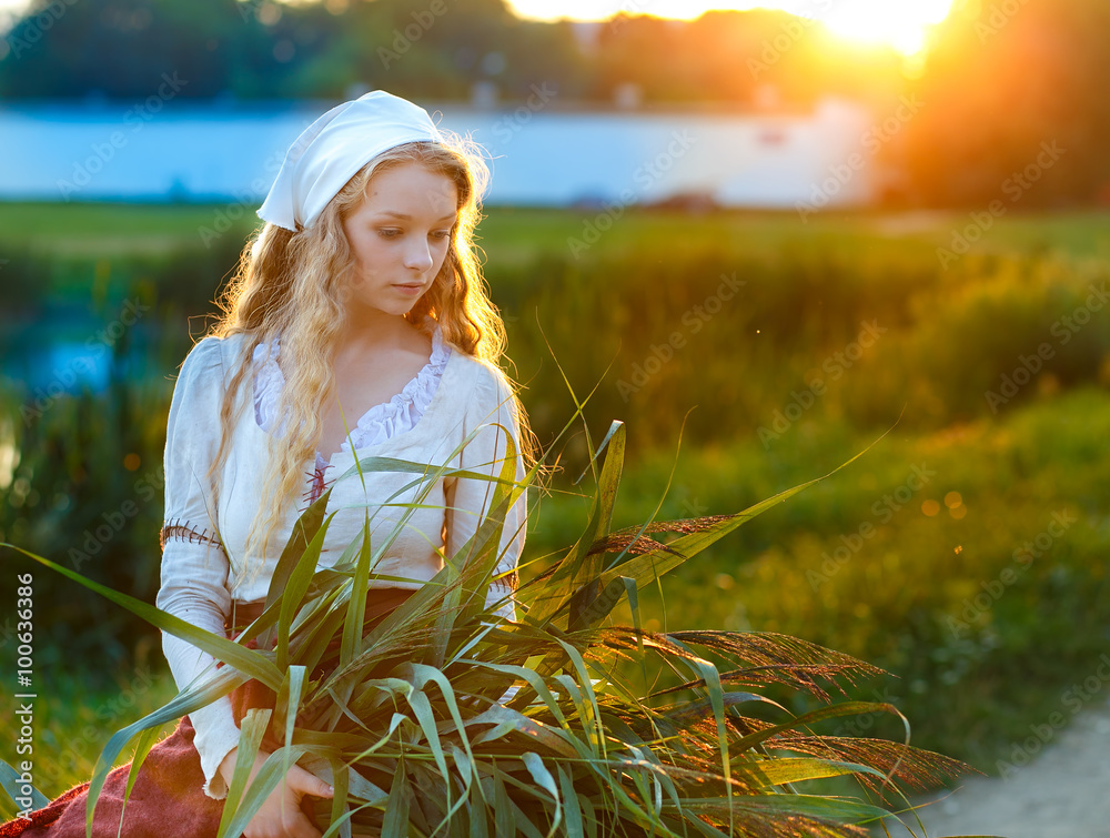 Ταπετσαρία Young peasant woman with corn leaves at sunset