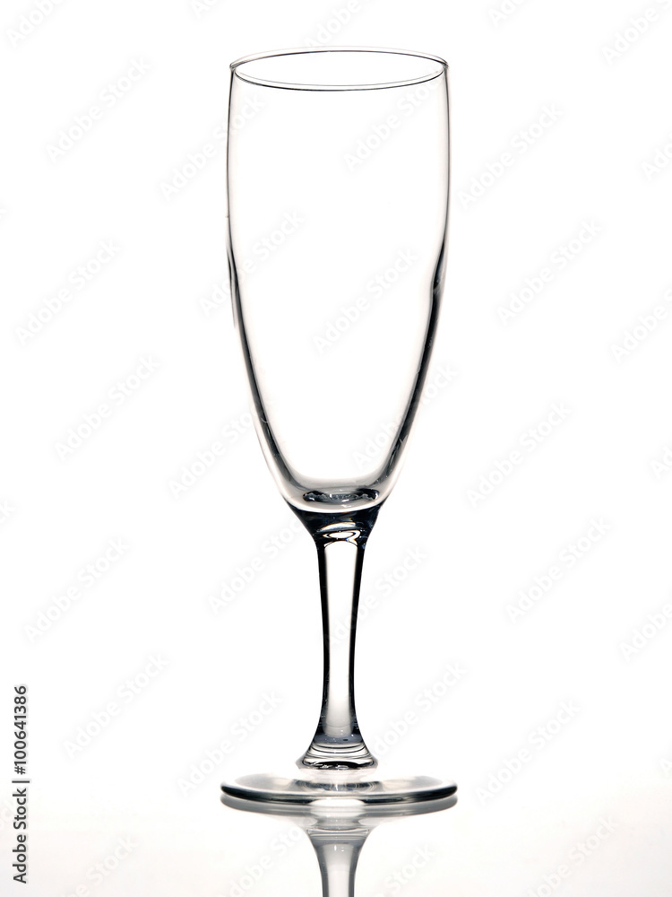 Прозрачный бокал на белом фоне. Бокал для алкоголя - для вина или шампанского. Бокал пустой