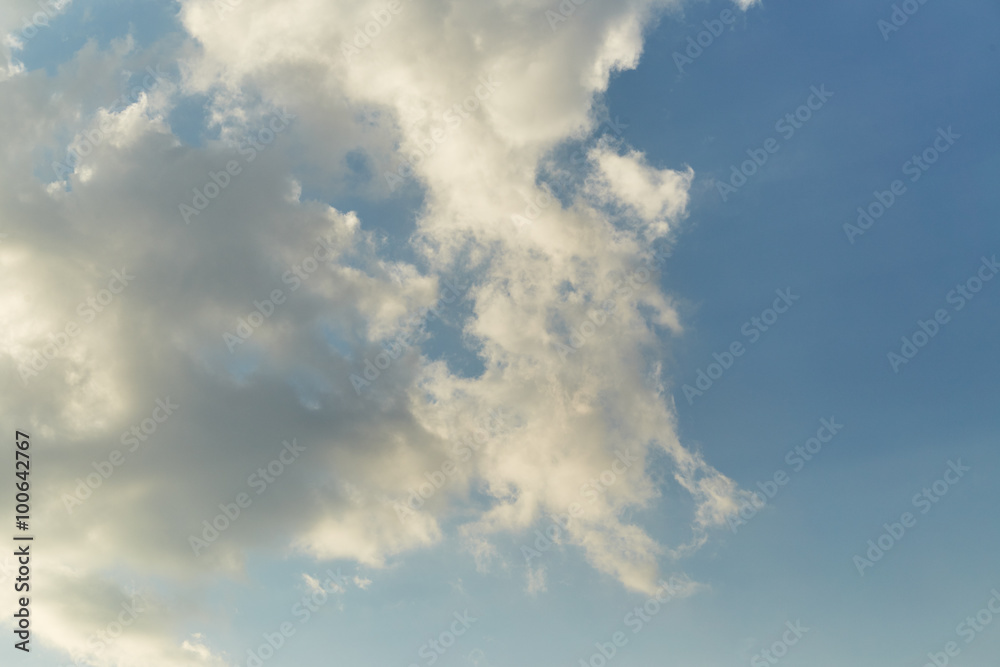 Obraz premium White clouds in sky