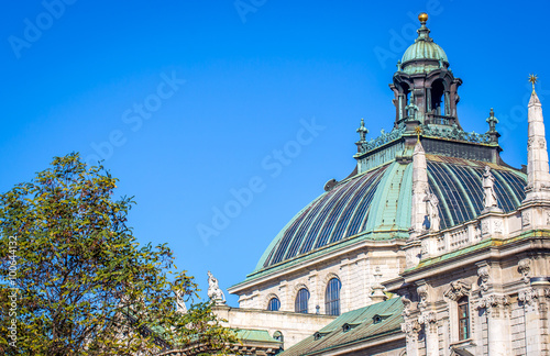 Dach des Landgerichtes in München bei klarem Himmel
