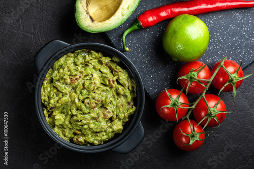 Obraz na płótnie Bowl of guacamole with fresh ingredients