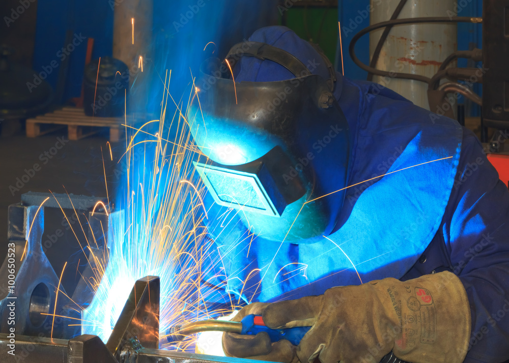 Schweißer bei der Arbeit Schweißer bei der Arbeit