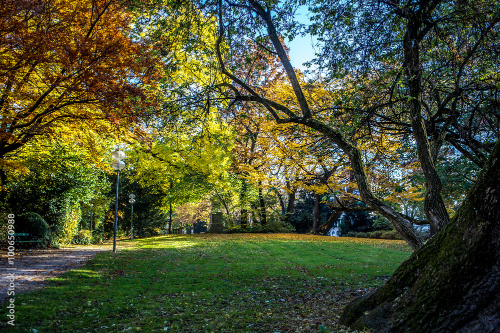 Maximiliansplatz in München im Herbst