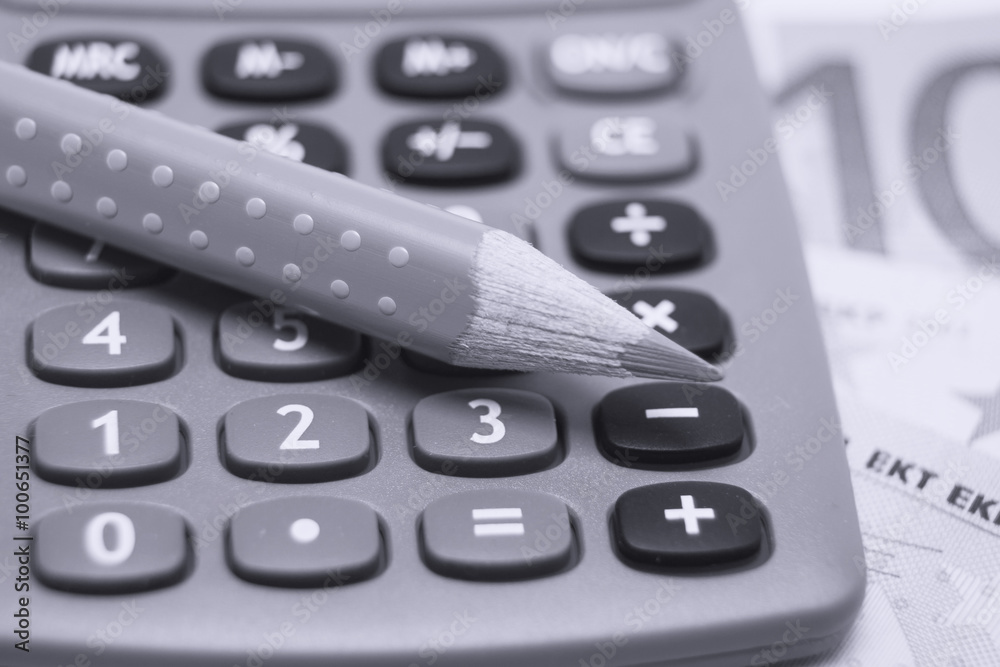 Taschenrechner mit Stift und Geld Taschenrechner mit Stift und Geld