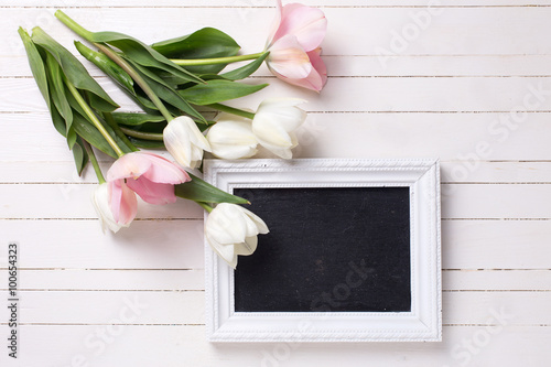 Fototapeta Naklejka Na Ścianę i Meble -  Postcard with fresh white and pink flowers and empty blackboard