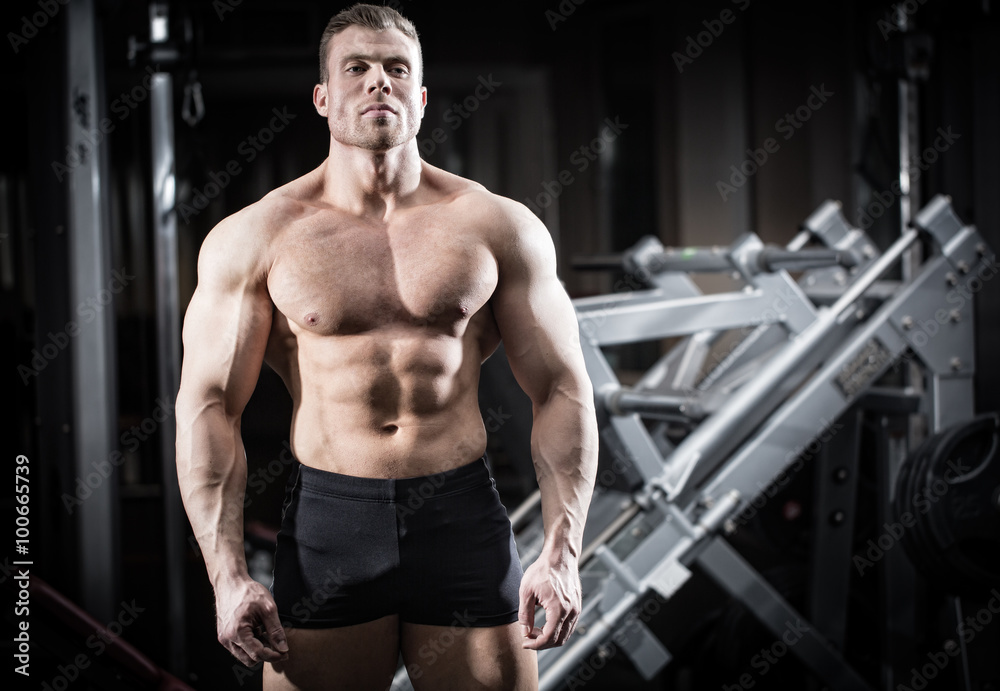 Bodybuilder beim Training im Fintnesstudio Bodybuilder beim Training im Fintnesstudio