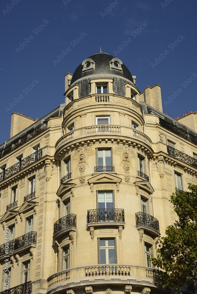 Immeuble haussmannien à Paris – Haussmannian building in Paris, France