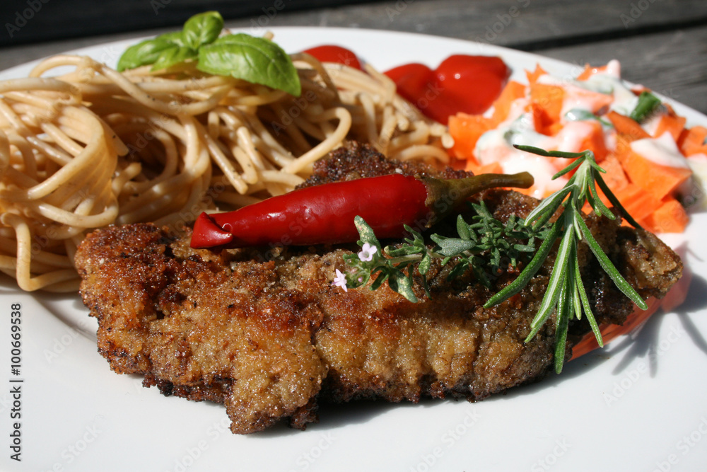 organisch lifestyle moderne ernährung schnitzel vollkornpasta möhrengemüse pornfood