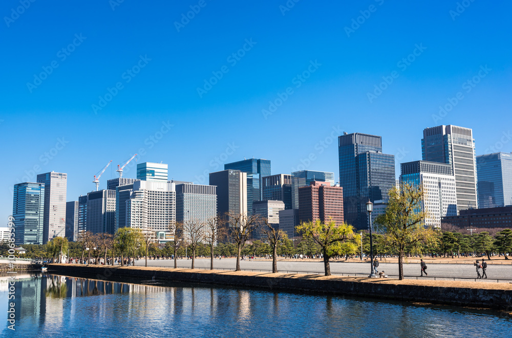 Fototapeta premium 皇居外苑と丸の内の町並み