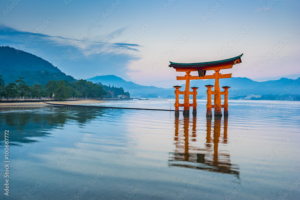 Obraz premium Pływająca brama Torii w Miyajima, Japonia