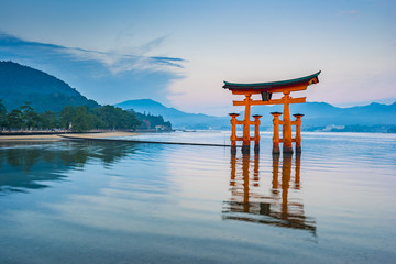 Fotobehang Japan Drijvende torii poort van Miyajima  © orpheus26