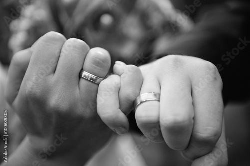 Eheringe eines Brautpaares in verliebter Geste