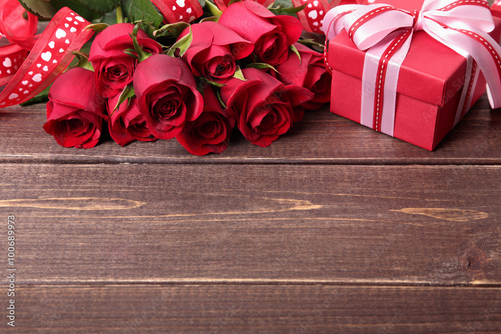 Valentine gift with red roses - obrazy, fototapety, plakaty 