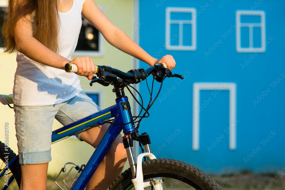 Obraz premium The hands of young woman sitting on bicycle