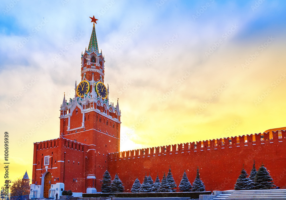 Fototapeta premium setting sun and fantastic sky above Kremlin wall and Kremlin's Spassky Tower