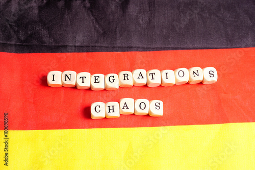 Integrationschaos, Buchstabenwürfel auf Deutschlandfahne