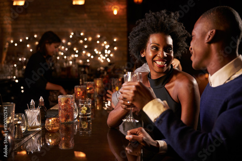 Canvas Print Couple Enjoying Night Out At Cocktail Bar