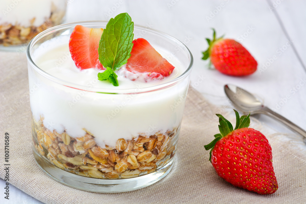 Yogurt with cereals and strawberries
Yogurt with cereals and strawberries