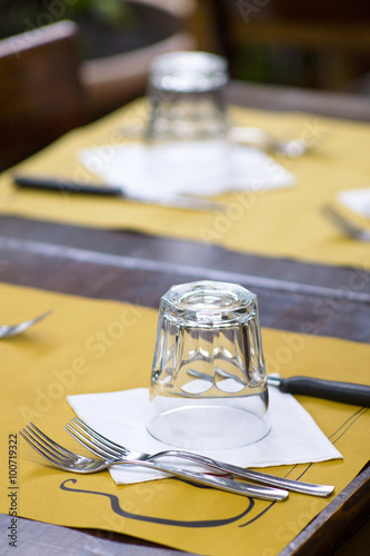 tavola apperecchiata in una locanda di Roma