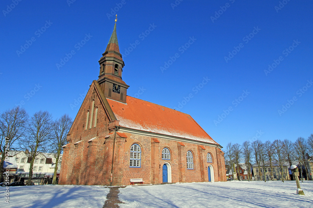 Brunsbüttel: Jakobus-Kirche im Schnee (1678, Schleswig-Holstein)