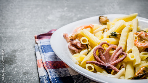 Obraz na plátně Pasta with seafood on a plate on the fabric.