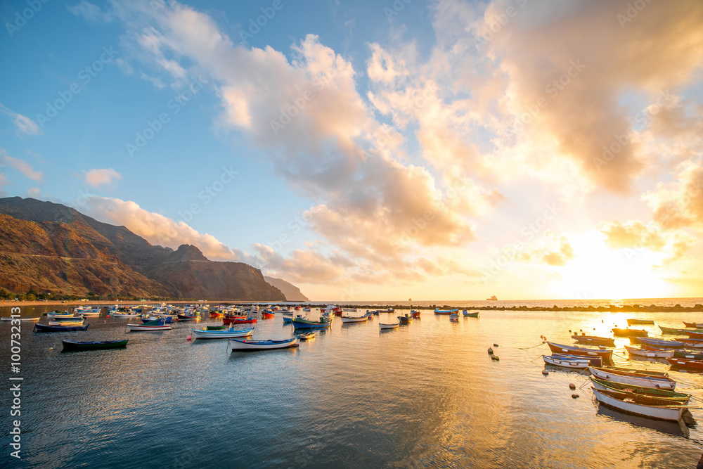 Fototapeta premium Fishing boats on the sunrise