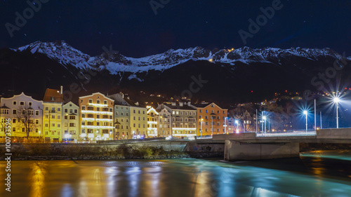 Obraz na płótnie Innsbruck in einer Winternacht w salonie