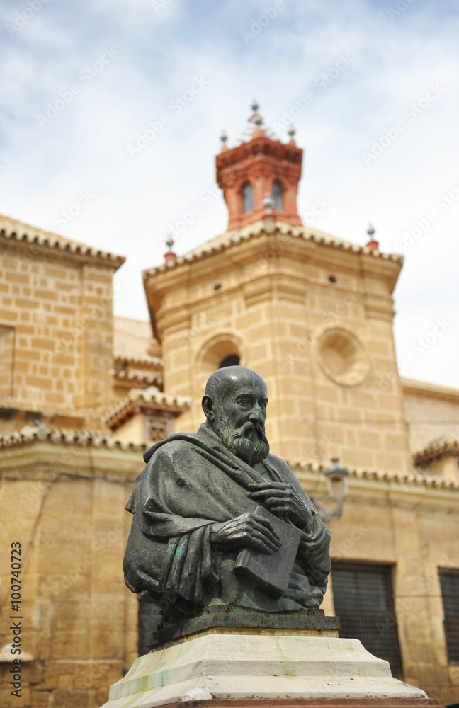 Iglesia de Santo Domingo, escultura e bronce, Osuna, Andalucía, España