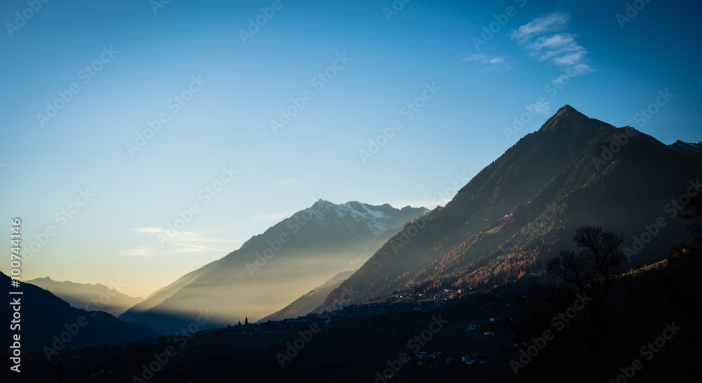 Sonnenuntergang in den Alpen bei Schenna, Südtirol