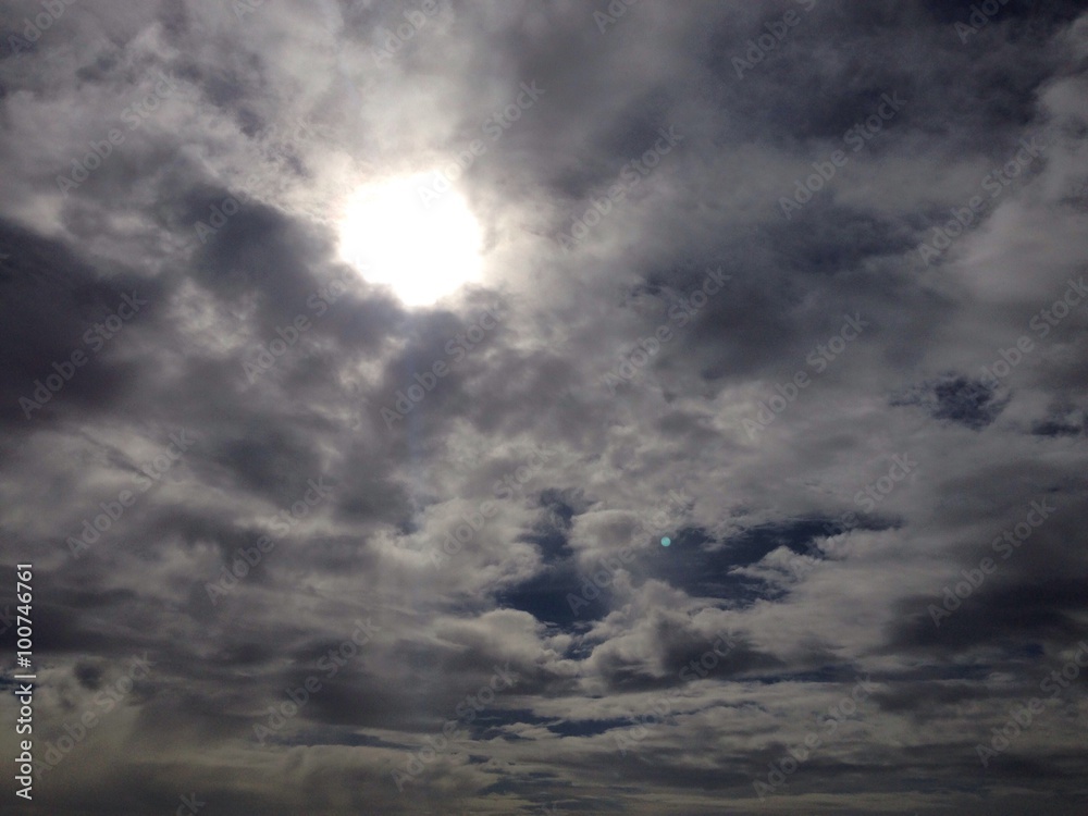 Obraz premium Rayo de sol entre las nubes