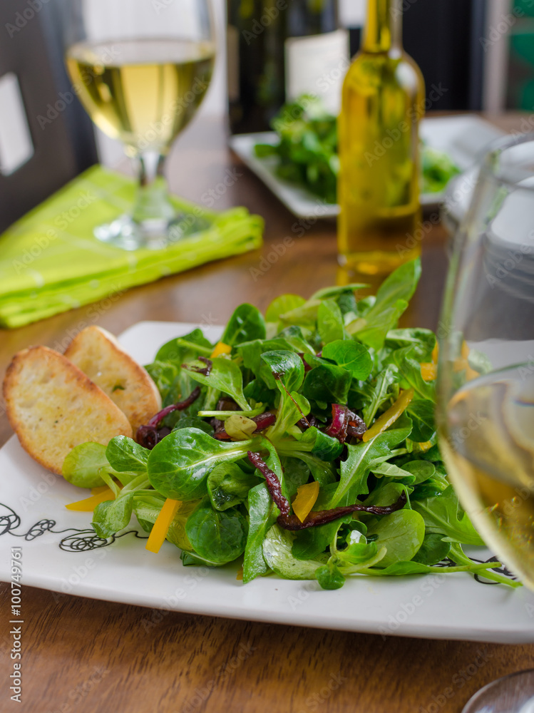 Salad with arugula and peppers