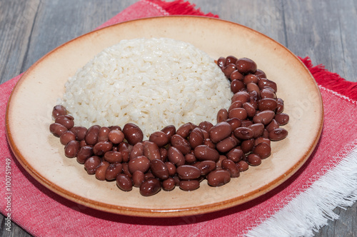 Plato de arroz con alubias pintas