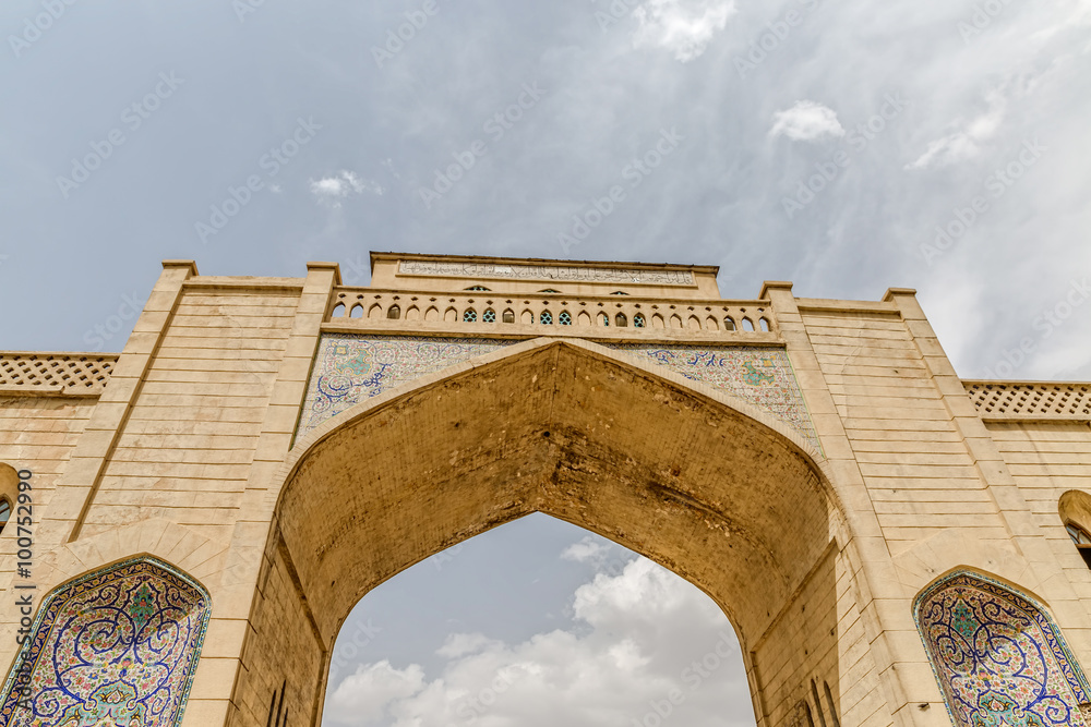 Obraz premium Quran Gate in the north of the Shiraz city. Travelers passing underneath the gates were believed to receive the blessing of the Holy Book as they began their journey.