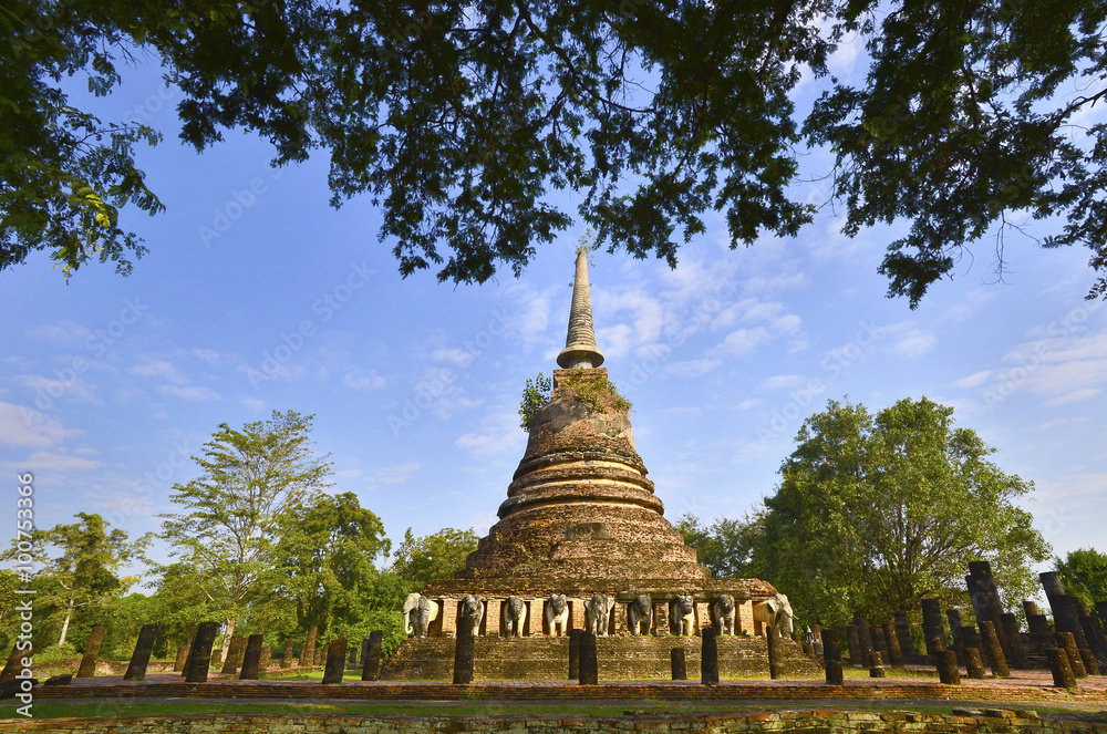 Wat Si Chum temple at Sukhothai historical park old town Sukhothai province of Thailand.  The great empires of Siam in the past century, 18-19