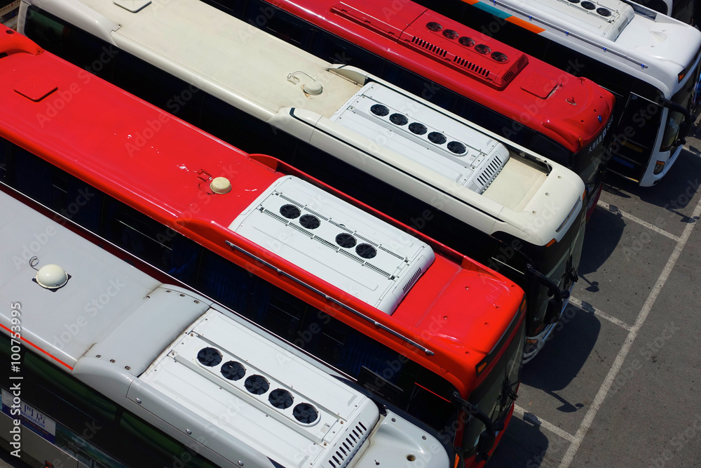 Busse wartend am Busparkplatz