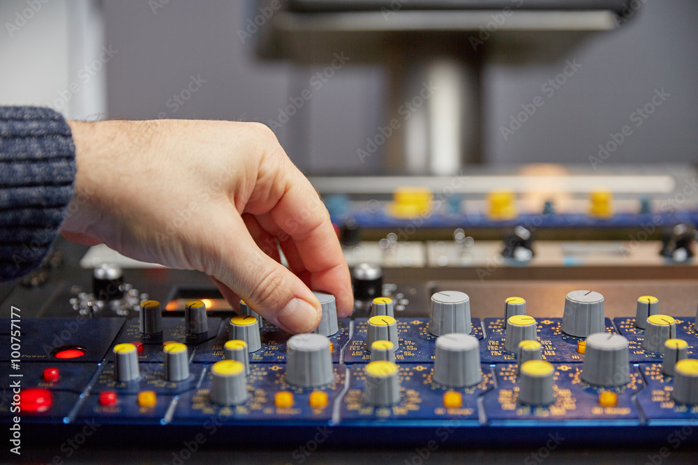 Turning the knobs on the mixing console Turning the knobs on the mixing console
