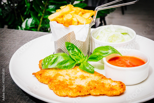kotlet schabowy z frytkami photo